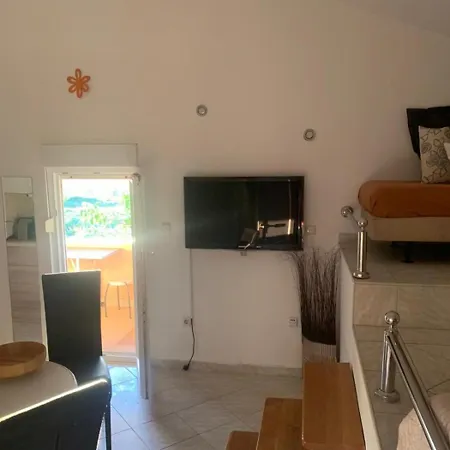 In With Sea View, Terrace, Air Conditioning, Wi-fi ורסי